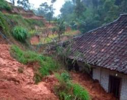 Tebing Longsor Timpa Rumah Warga di Cimpaka