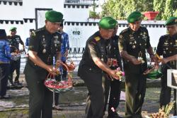 Danrem 131/Santiago Pimpin Ziarah di TMP Kairagi Dalam rangka HUT ke 60