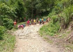 DPR Perindo dan Kades di Manggarai Timur Perbaiki Jalan Rusak