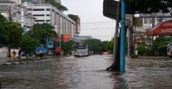 Hujan Deras di Jakarta Selatan 5 Ruas Jalan Utama Terendam Banjir