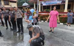 Pecah Telur di Kepala dan Siraman Air Warnai Upacara Kenaikan Pangkat Polres Pematang Siantar