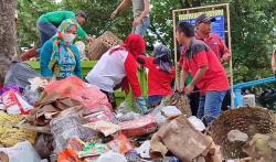 Libur Nataru, Wisatawan Pantai Pangandaran Tinggalkan Ratusan Ton Sampah