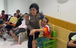 Penuh Haru, Tim Baksos Polda Jateng Berbagi Kebahagiaan Natal Bersama Masyarakat