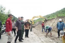 Pj Bupati Sri Handoko Cek dan Tinjau Lokasi Pembersihan Jalan Terdampak Tanah Longsor di Desa Ngluyu