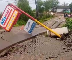 Akibat Curah Hujan Tinggi, Jalan Sukamukti-Bojongmangu Bekasi Ambles