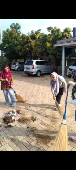 Disparbud Lampung Utara lakukan Gerakan Jumat Bersih Gotong-royong Bersih- bersih Kantor