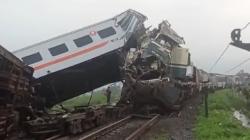 Tabrakan Kereta di Bandung, Penumpang Selamat Dibantu Warga Keluar dari Gerbong