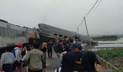 Kereta Turangga dan KA Lokal Bandung Raya Tabrakan di Cicalengka, Gerbong Terbalik