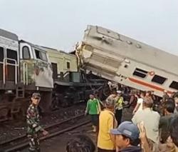 BREAKING NEWS! 2 Masinis Dikabarkan Tewas, Tabrakan Kereta Turangga vs Commuter Line Bandung Raya  