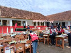 Pasca Banjir Bandang, SDN Pasir Gadung Menjemur Buku dan Peralatan Sekolah