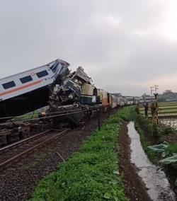 Tabrakan dua kereta api (KA) terjadi di perlintas KA di petak Stasiun Cicalengka-Haurpugur Bandung,