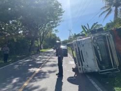 Ban Pecah dan Oleng, Truk Bermuatan Barang Terguling di Pamboang Majene