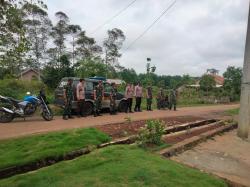 Anggota Babinsa dan Polsek Kasui Melaksanakan Patroli Wilayah untuk Ciptakan Rasa Aman 