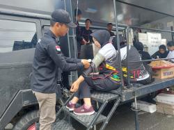 Personil Polisi yang Siaga di Lokasi Banjir Diperiksa Kesehatannya