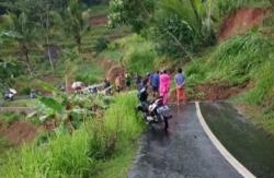 Tertimbun Longsor Tebing, Akses Jalan Sidamulih Menuju Margajaya Pamarican Ciamis Terputus