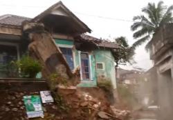 Longsor saat Hujan Deras Bikin Ambruk Rumah Warga di Cibeber Lebak