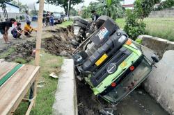 Laka Tunggal Truk Kontainer di Sukoharjo, Hendak Menepi Malah Terbalik Nyungsep di Selokan