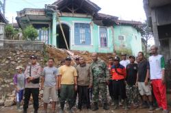 Kesaksian Warga Cibeber Lebak yang Rumahnya Ambruk Akibat Tanah Longsor, Ada Suara dari Arah Depan