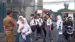 Hari Pertama Masuk Sekolah, Siswa SMAN 2 Garut Penuh Semangat