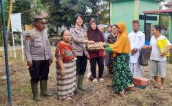 Demi Terwujudnya Pemilu Damai, Wakapolsek Dumai Barat Berikan Bantuan Sembako Kepada Masyarakat