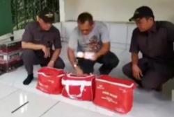 Duh! Warga Korban Banjir di Tangsel Diduga Terima Bantuan Sosial Paket Kadaluarsa