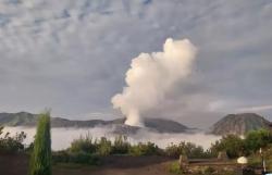 Keluarkan Asap Setinggi 700 Meter, Wisatawan Gunung Bromo Diimbau Waspada 