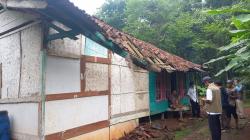 Diguyur Hujan Lebat, Atap Rumah Warga di Ciamis Ambruk