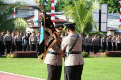 Serah Terima Pataka dari Irjen Pol Setyo Budiyanto Kepada Irjen Pol Yudhiawan