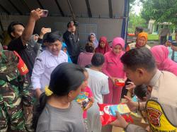 Cara Polres Karawang Bersama Bhayangkari Bantu Korban Banjir