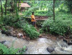 Aliran Deras Kali Ciwetan Habiskan Areal Kebun, Warga Khawatir Abrasi Tanah Semakin Parah