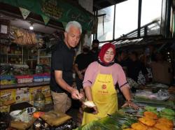 Belajar Buat Kue Apem di Pasar Pucang, Pedagang Malah Bilang Ganjar Ganteng