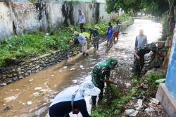 Antisipasi Banjir, Yonif 406 Candra Kusuma Purbalingga dan Warga Bancar Bersihkan Sungai Larangan 1