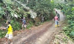 Ciptakan Lingkungan yang Bersih, Koramil 07/Mengkendek gelar Gotong Royong Bersama Warga