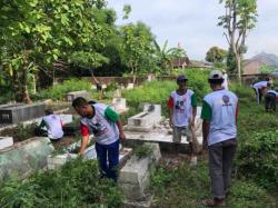 Jaritangan Ganjar Gotongroyong Bebersih Makam Bareng Warga Kartasura:Menjaga Ingatan & Budi kebaikan