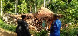 Tak Ada Hujan dan Angin Kencang, Rumah Mak Ipah di Ciamis Tiba-Tiba Ambruk