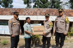 Polres Cianjur Bagikan Sepatu untuk Siswa SMP Pancuh Tilu di Ujung Cianjur Selatan