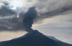 Kembali Erupsi  Gunung Lewotobi Laki-laki  Lontarkan Abu Setinggi 1 Km Hari Ini