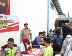 Polisi di Kota Cirebon Beri Layanan Kesehatan Gratis untuk Petugas Sorlip Surat Suara