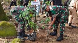 Korem 043/Gatam Tanam Pohon Hingga Bagi Sembako Di Lampung Selatan