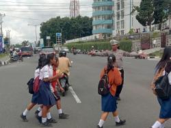 Berikan Rasa Nyaman, Sat Lantas Polres Manggarai Lakukan Pengaturan dan Pelayanan Pejalan Kaki