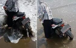 Viral Emak-emak Nekat Bawa Motor ke Tepi Pantai demi Foto Estetik Malah Berakhir Panik