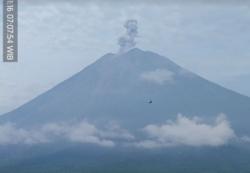 Tinggi Letusan 1.000 Meter di Atas Puncak Gunung Semeru Kembali Erupsi