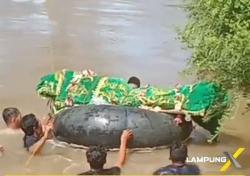 Miris, Ketiadaan Jembatan Warga Pikul Jenasah Seberangi Sungai