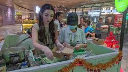 Penjual Klepon Cantik di Pakuwon Mall, Bikin Pembeli Rela Antre