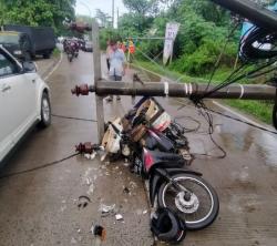 Cuaca Ekstrem Pohon dan Tiang Listrik Timpa Sepedah Motor di Jalan Raya Petir