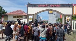 Geruduk Mapolres Lamsel, Puluhan Warga Desa Karang Sari Tuntut Purnomo Wijoyo Dihukum Berat