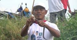 Unik, Relawan Jatim Beragam Ajak Warga Memancing Belut, Sosialisasikan Program Ganjar Mahfud