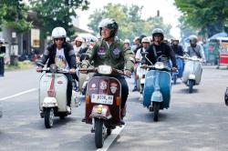 Naik Vespa, Begini Gaya Ganjar Blusukan Cek Harga Sembako di Pasar