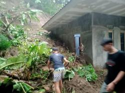 Tanah Longsor Timpa Dua Rumah Warga di Kabupaten Kuningan