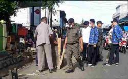 Nekat Gelar Dagangan di Luar Jam Operasional, Pedagang Pasar Ciputat Ditertibkan